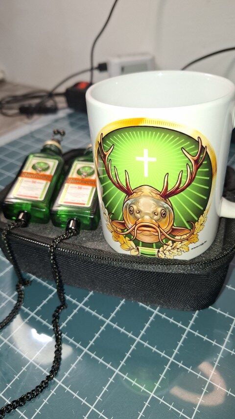 Jägermeister Horgász Ajándékszett – Kapásjelző Pár (64g) + „Angelmeister” Kerámia Bögre (Prémium Tokban) - Image 3