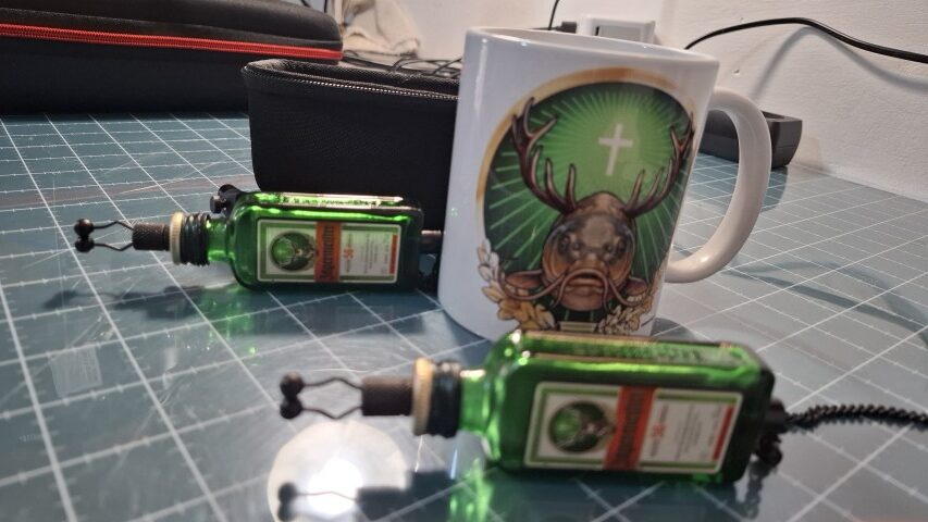 Jägermeister Horgász Ajándékszett – Kapásjelző Pár (64g) + „Angelmeister” Kerámia Bögre (Prémium Tokban) - Image 2