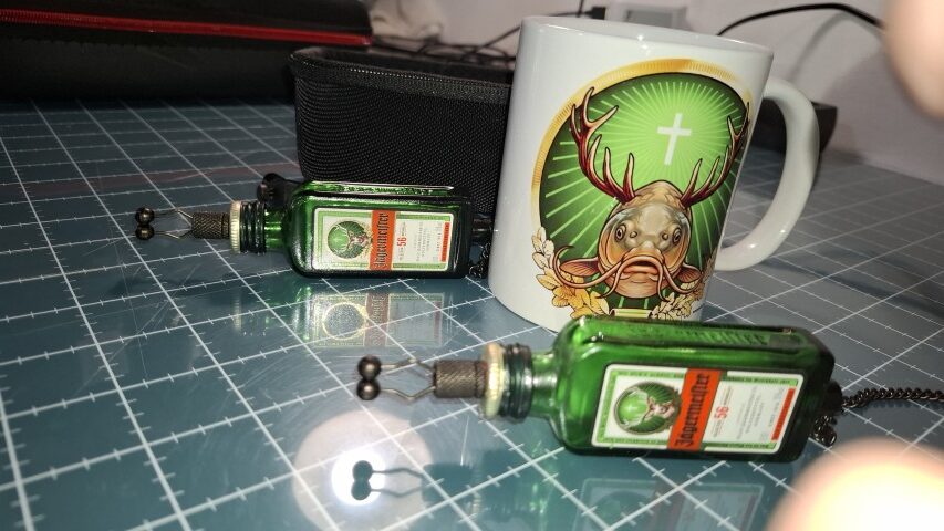Jägermeister Horgász Ajándékszett – Kapásjelző Pár (64g) + „Angelmeister” Kerámia Bögre (Prémium Tokban) - Image 4