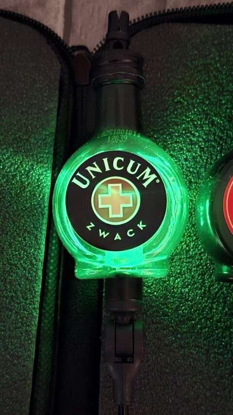 Kapásjelző szett – Zwack Unicum sorozat, 3 db full black merevkaros, zöld + prémium tok - Image 10