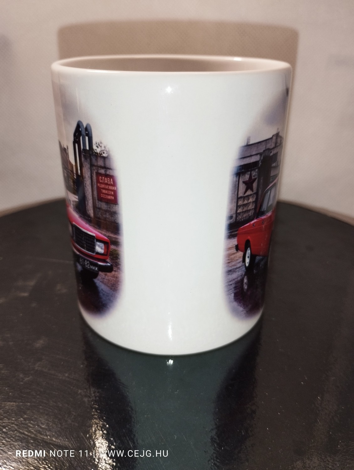 Egyedi Retró Kerámia Bögre – Piros Lada 2107 Sedan (Kétoldalas Nyomat, 330 ml) - Image 3