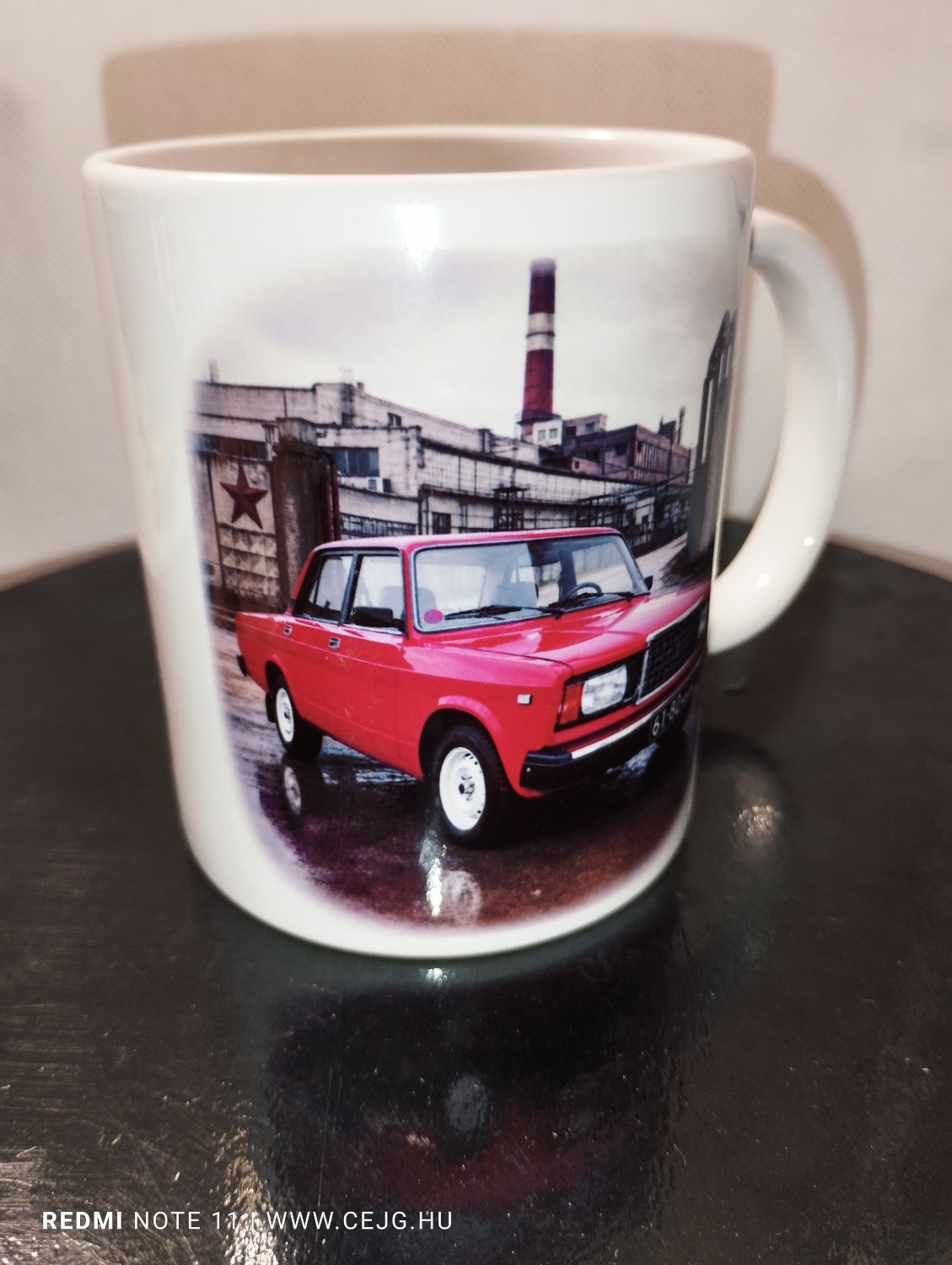 Egyedi Retró Kerámia Bögre – Piros Lada 2107 Sedan (Kétoldalas Nyomat, 330 ml) - Image 5