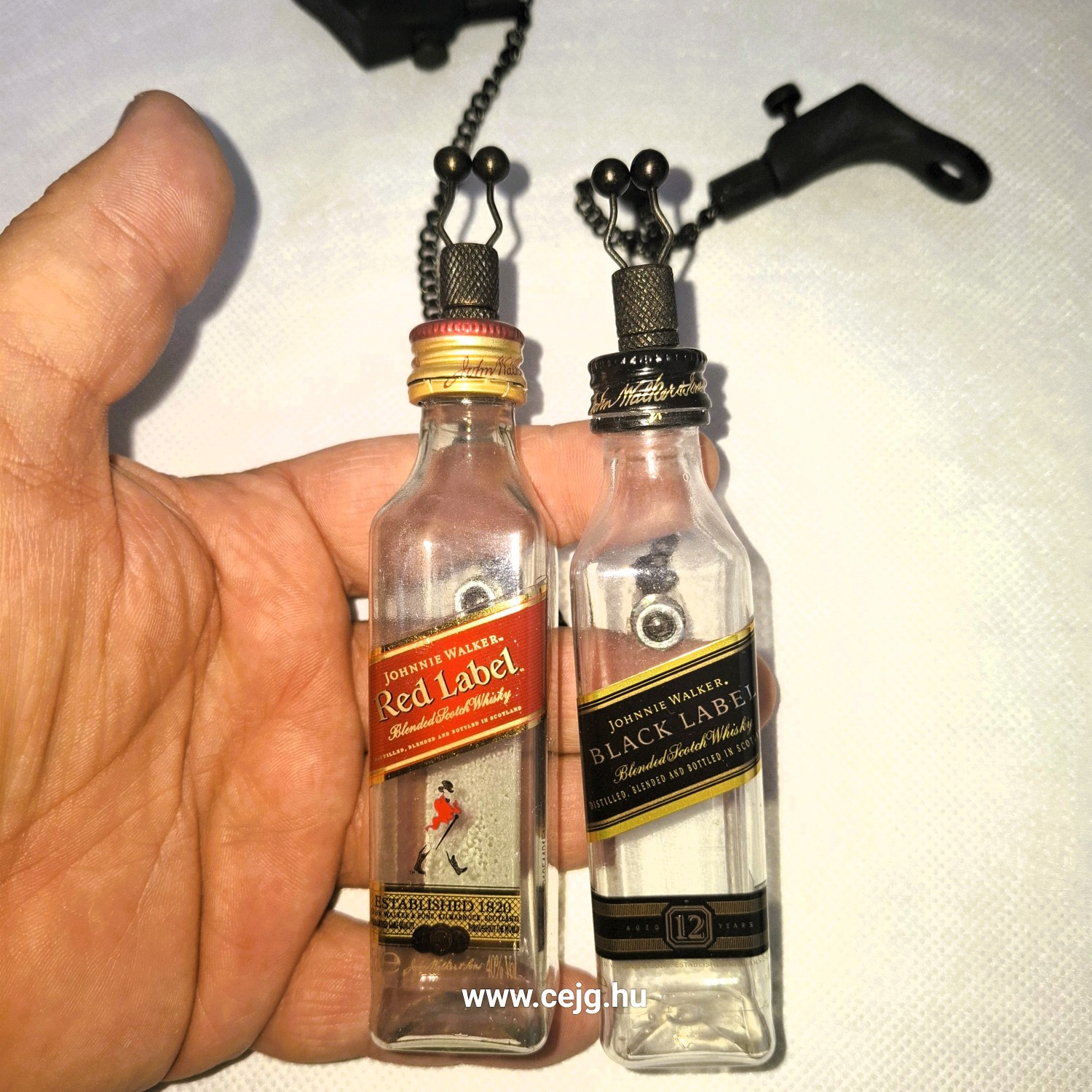 Egyedi Kapásjelző – Johnnie Walker Red Label & Black Label (Fekete Lánccal, Hátul Bekötött, Patronozható, Leszedhető Kupakkal) - Image 2