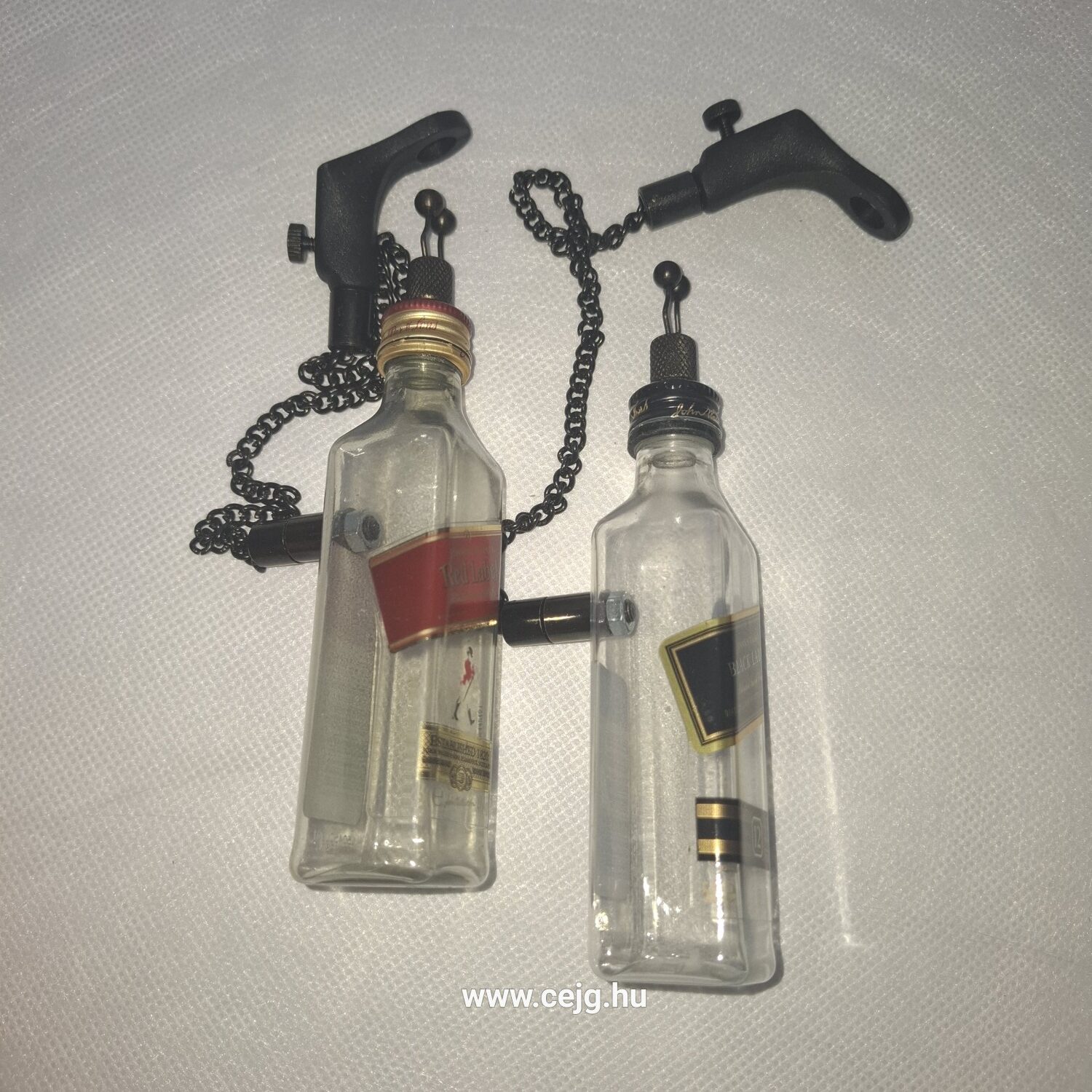 Egyedi Kapásjelző – Johnnie Walker Red Label & Black Label (Fekete Lánccal, Hátul Bekötött, Patronozható, Leszedhető Kupakkal) - Image 3