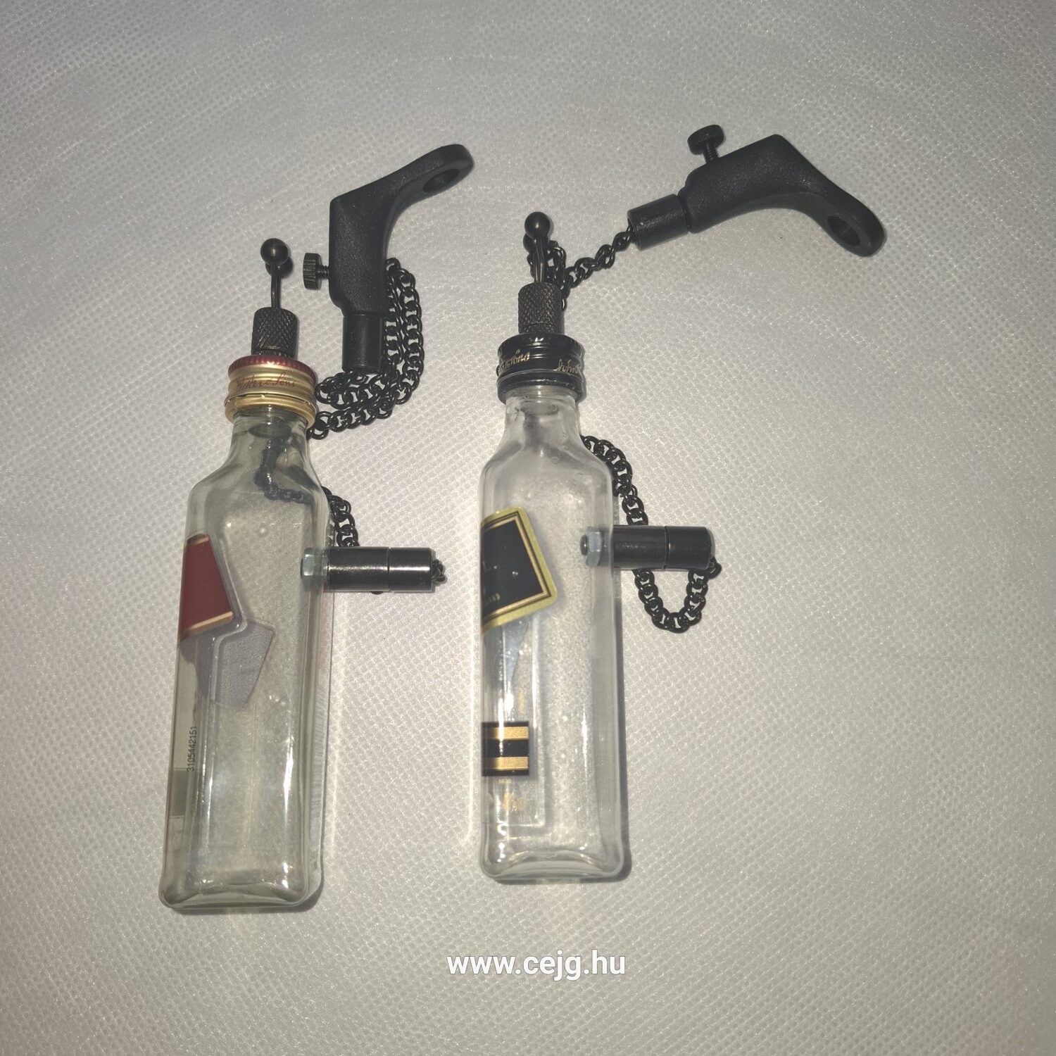 Egyedi Kapásjelző – Johnnie Walker Red Label & Black Label (Fekete Lánccal, Hátul Bekötött, Patronozható, Leszedhető Kupakkal) - Image 4