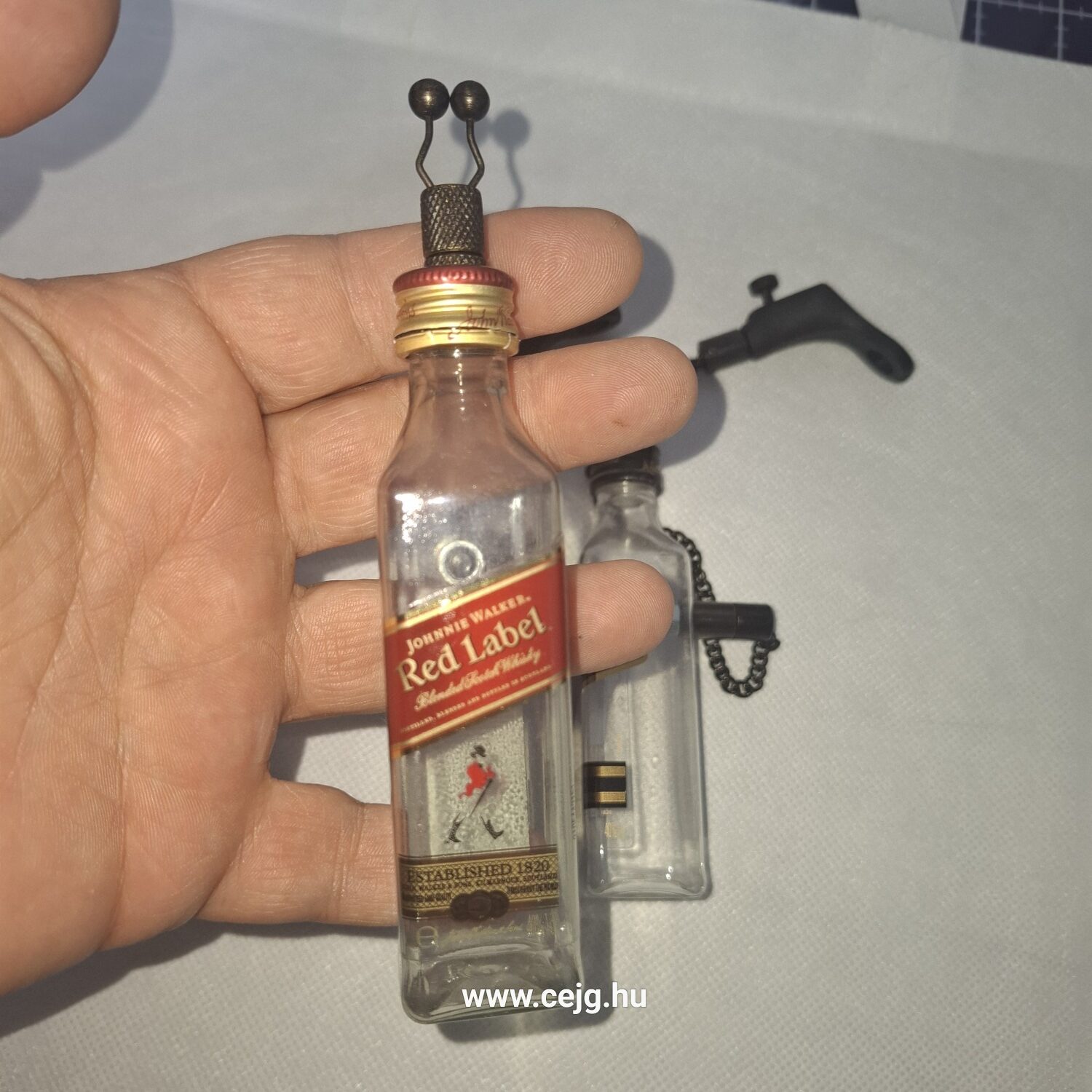 Egyedi Kapásjelző – Johnnie Walker Red Label & Black Label (Fekete Lánccal, Hátul Bekötött, Patronozható, Leszedhető Kupakkal) - Image 5