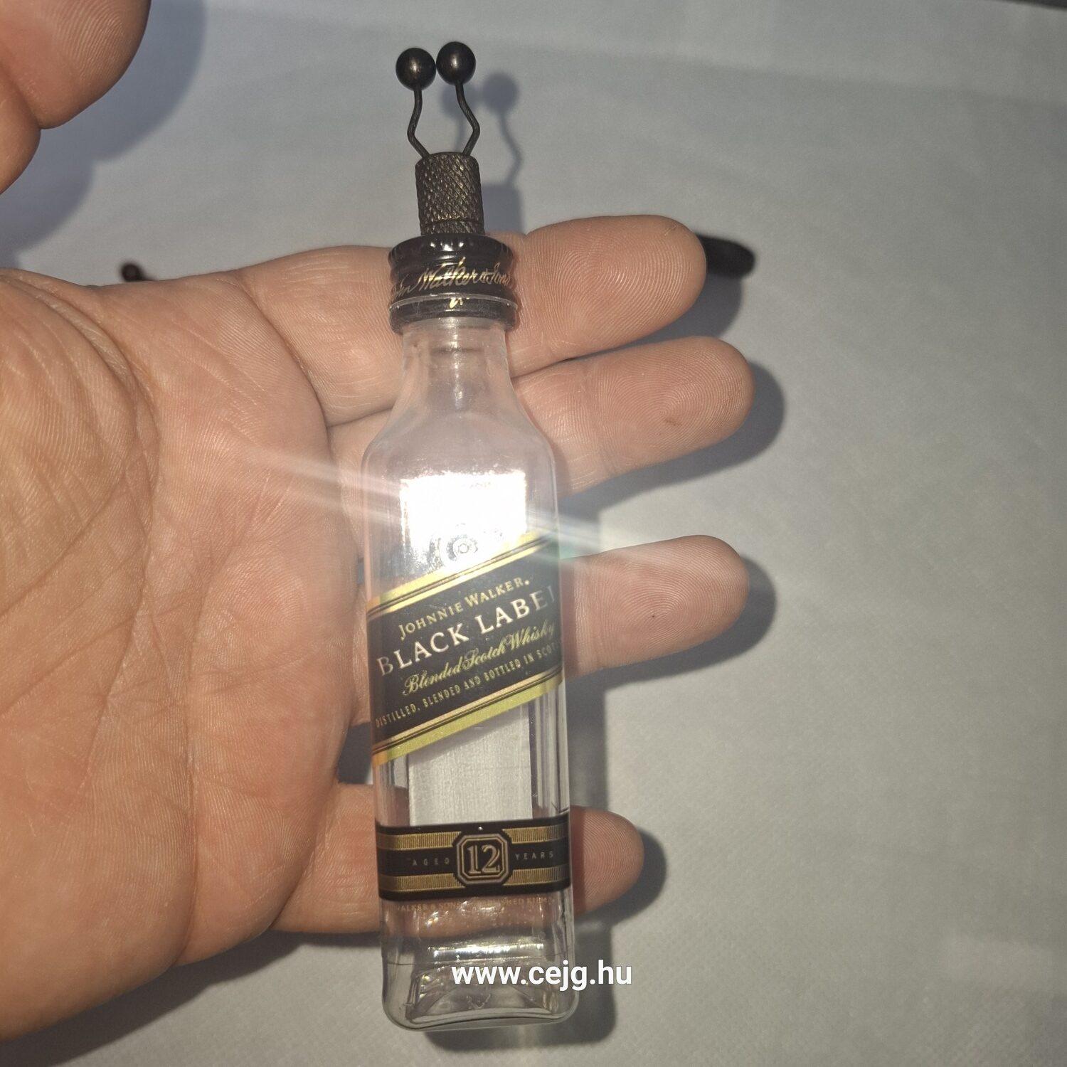 Egyedi Kapásjelző – Johnnie Walker Red Label & Black Label (Fekete Lánccal, Hátul Bekötött, Patronozható, Leszedhető Kupakkal) - Image 6