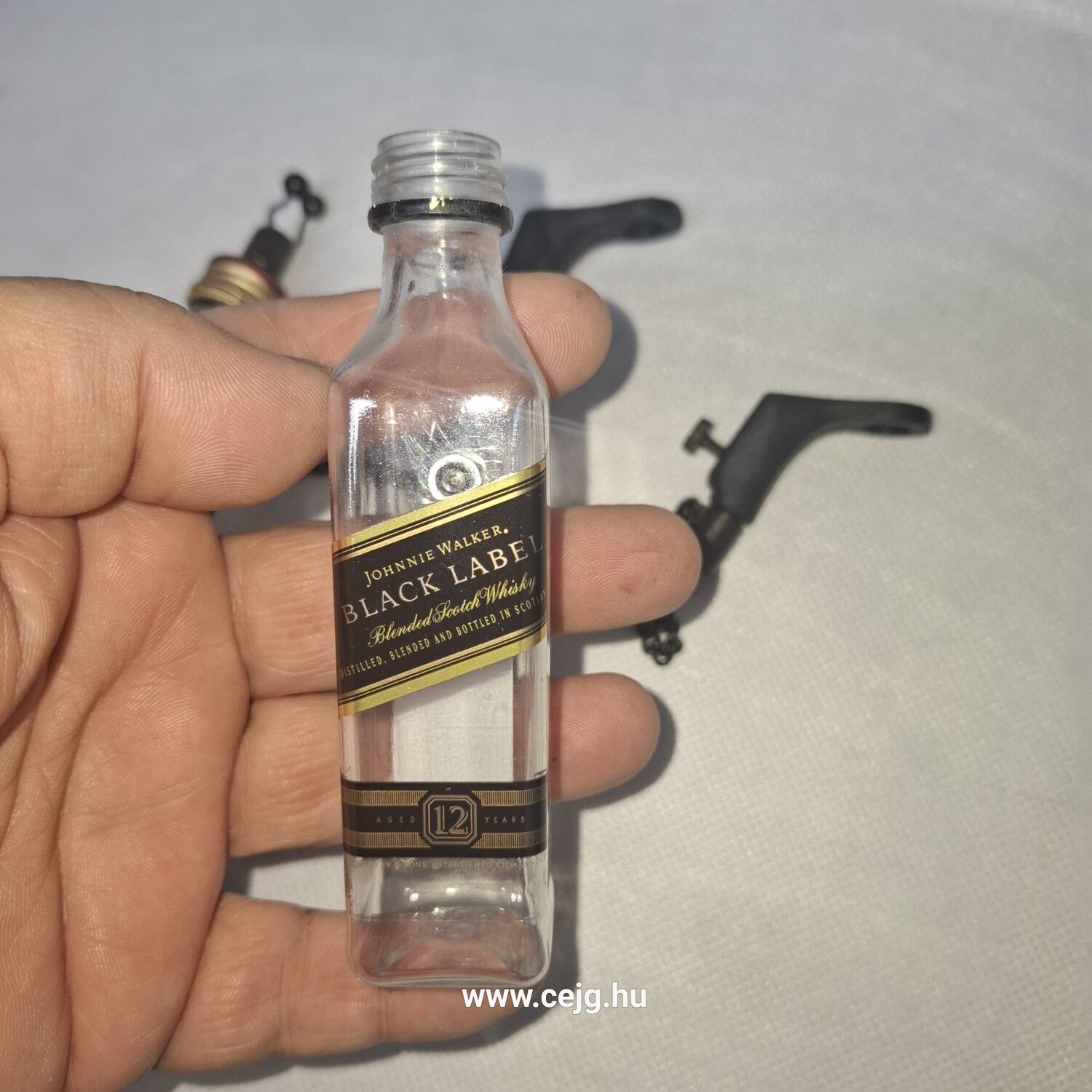 Egyedi Kapásjelző – Johnnie Walker Red Label & Black Label (Fekete Lánccal, Hátul Bekötött, Patronozható, Leszedhető Kupakkal) - Image 7