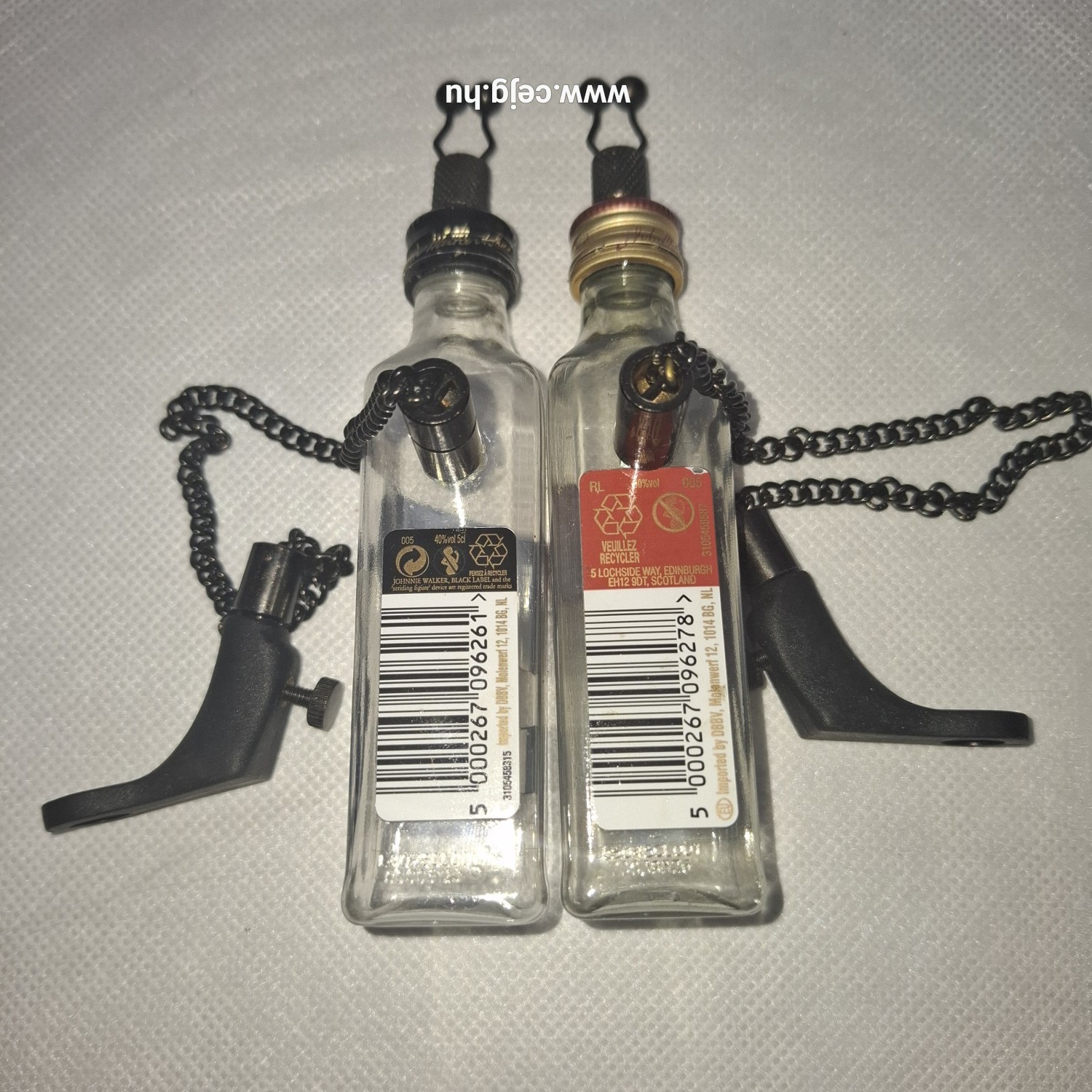 Egyedi Kapásjelző – Johnnie Walker Red Label & Black Label (Fekete Lánccal, Hátul Bekötött, Patronozható, Leszedhető Kupakkal) - Image 8