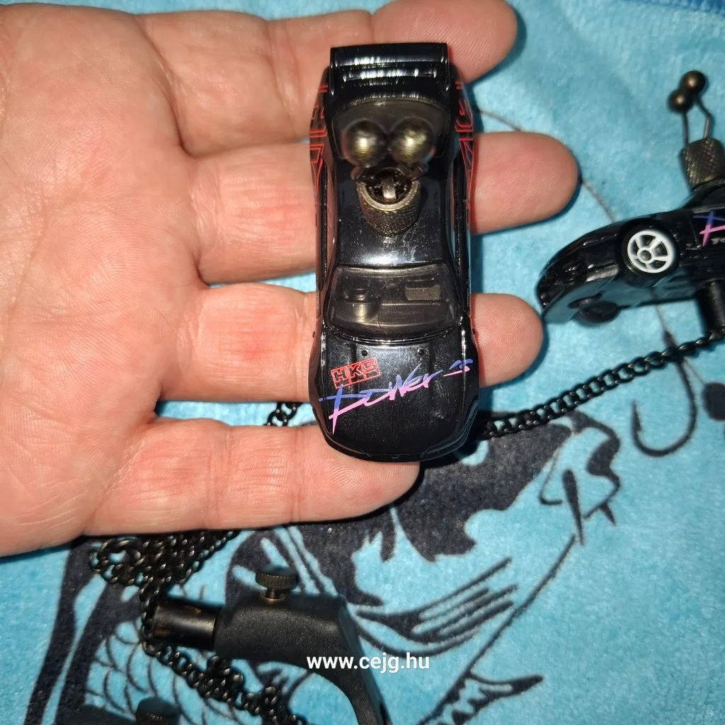 Egyedi Autós Kapásjelző Pár – Nissan Skyline GT-R R33 (52g, Fekete Láncos, Fixen Szerelt, 1/1 Limitált Szett, Tok Nélkül) - Image 3