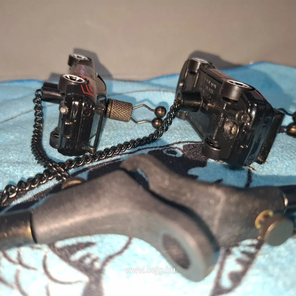 Egyedi Autós Kapásjelző Pár – Nissan Skyline GT-R R33 (52g, Fekete Láncos, Fixen Szerelt, 1/1 Limitált Szett, Tok Nélkül) - Image 4