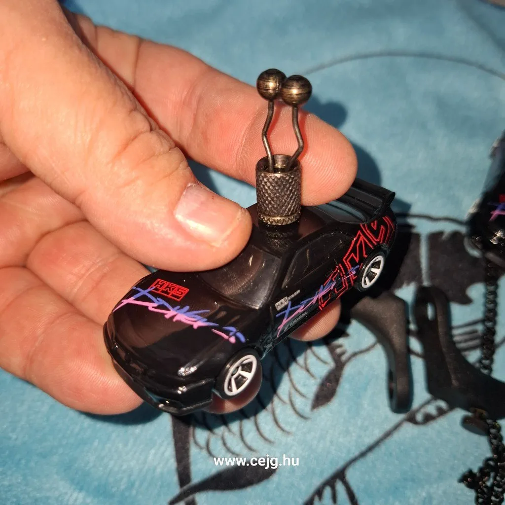 Egyedi Autós Kapásjelző Pár – Nissan Skyline GT-R R33 (52g, Fekete Láncos, Fixen Szerelt, 1/1 Limitált Szett, Tok Nélkül) - Image 5