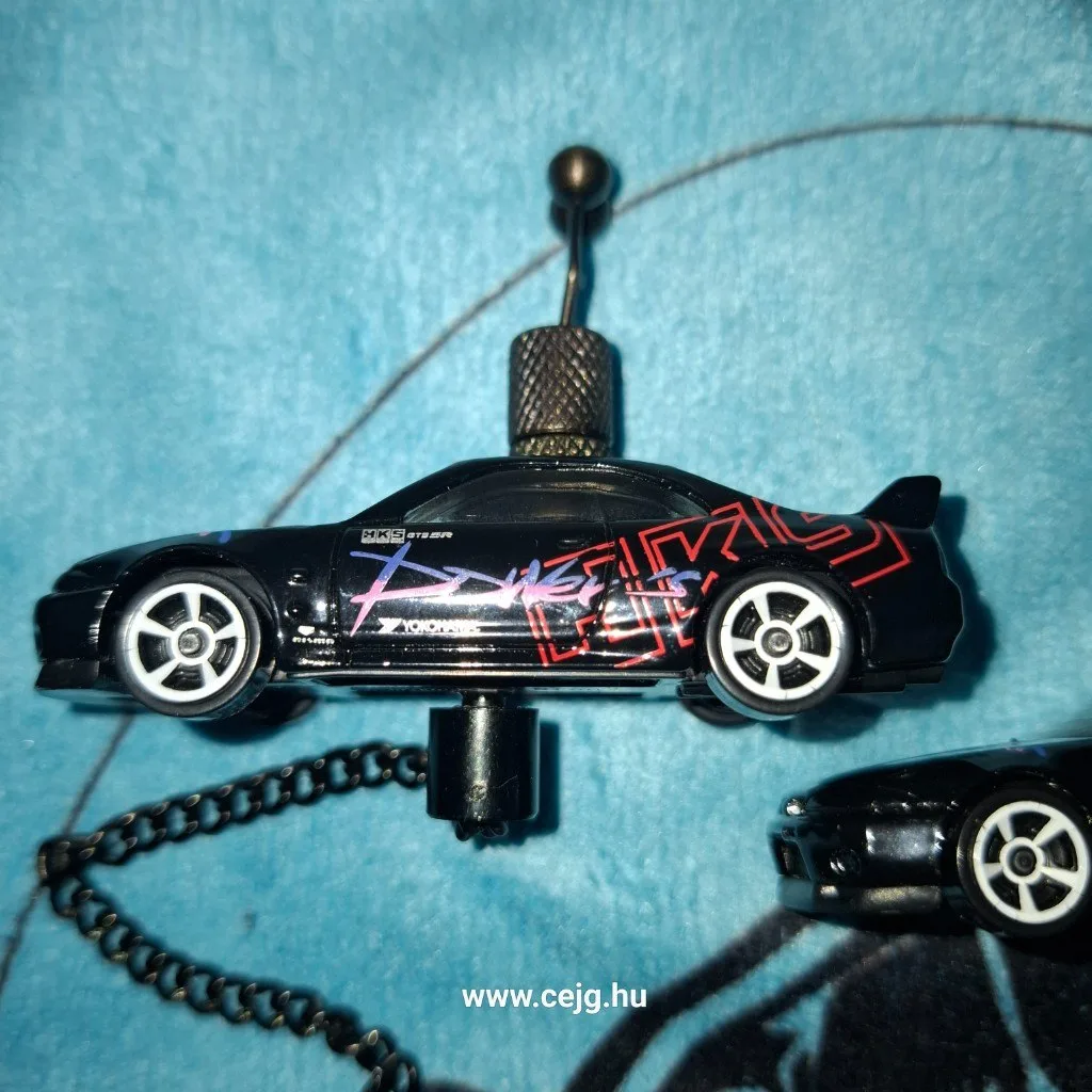 Egyedi Autós Kapásjelző Pár – Nissan Skyline GT-R R33 (52g, Fekete Láncos, Fixen Szerelt, 1/1 Limitált Szett, Tok Nélkül) - Image 6